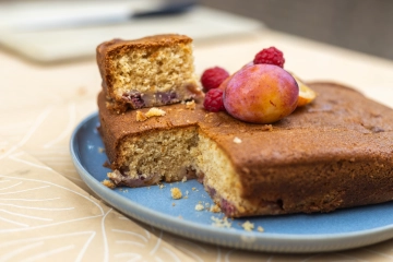 Pluk & proef: plaatcake met pruimen en frambozen
